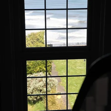 Waimea House Front The Sea Views 펜션 스카버러